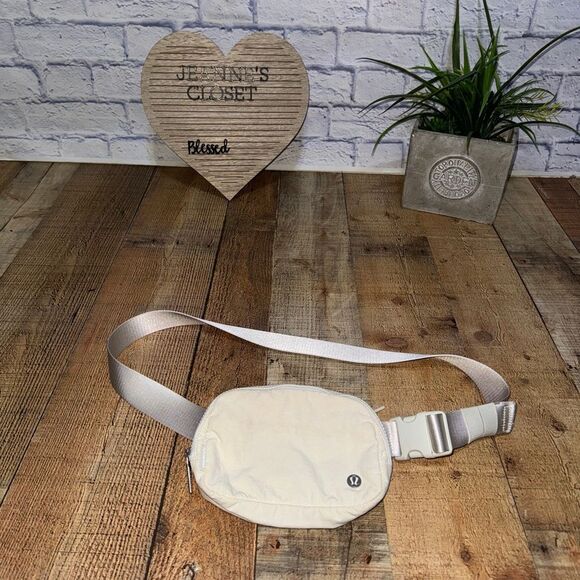 Lululemon Everywhere Belt Bag 1L
White Opal - Picture 2 of 16